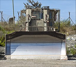 D9R/T (blindé de quatrième génération) de Tsahal stationné près d'un avant-poste militaire (vue de face).