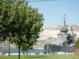 Lichte kruiser "Mikhail Kutuzov" in de haven van Novorossiejsk