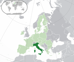 Lokasi  Italia  (hijau tua) – di Eropa  (hijau muda & abu-abu tua) – di Uni Eropa  (hijau muda)  –  [Legenda]