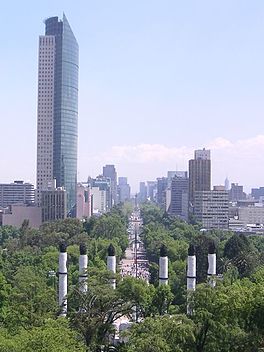 De Paseo de la Reforma sjoen fanôf Chapultepec.