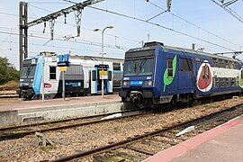 En gare de Malesherbes : livrée Île-de-France Mobilités à gauche et Transilien à droite.