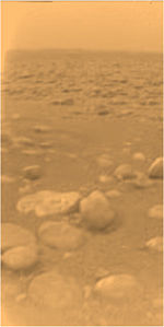 Citra in situ Huygens dari permukaan Titan—satu-satunya gambar dari permukaan objek yang lebih jauh dari Mars.