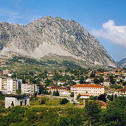 Vista da cidade e do monte Melesini