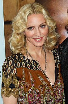 photo de Madonna souriante en plan moyen