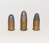 Набої зліва направо: .450 Adams, .455 Webley Mk I, .455 Webley Mk II