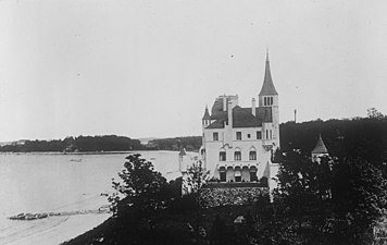 Beacon Towers en 1922, vu depuis Sands Point Light (en) vers Prospect Point (dans le fond).