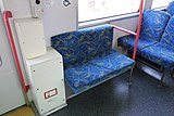 低床部のロングシート。左は通常座席、中央は折りたたみ座席。豊橋鉄道では撤去されているが、ドア脇のスペースには名鉄・福鉄では整理券発行器（右）がある。