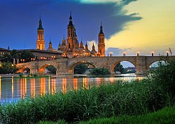 Monumentet historike më të famshme të Zaragozës: kisha Basílica del Pilar, ura Puente de Piedra dhe lumi Ebro