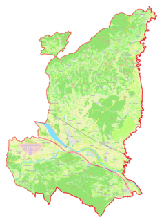 Mapa konturowa gminy Brežice, blisko centrum na dole znajduje się ikonka zamku z wieżą z opisem „Zamek Brežice”