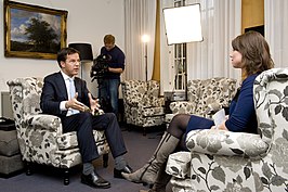 Moggré (rechts) in gesprek met premier Rutte in 2010