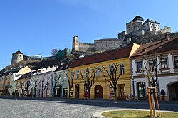 Pohled z náměstí na Trenčínský hrad