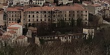 L'ancien hôpital de Thiers face à la vallée des Usines.