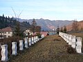 Cimitirul militar românesc; în fundal se văd Platoul Comarnicului și Pietrele Roșii