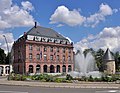 La chambre de commerce et de l'industrie de la Moselle sur la place Raymond-Mondon accompagnée de la tour Camoufle