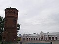 Stationsgebouw van Kozelsk, met de oude watertoren.