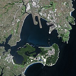 Luftfoto af det sydøstlige Sydney med Botany Bay. De to stykker land, der stikker ud i bugten, er landingsbaner for Sydney Airport.