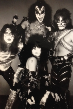 Alkuperäinen Kiss vuonna 1977, vasemmalta: Ace Frehley, Gene Simmons, Paul Stanley (etualalla) ja Peter Criss.