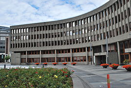 Y-blokkens fasade mot Regjeringsparken og Høyblokken, med hovedinngang Foto: Helge Høifødt