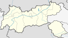 Mapa konturowa Tyrolu, blisko lewej krawiędzi znajduje się punkt z opisem „Holzgau”