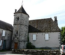 Maison noble dans le bourg.