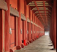 Un corridor dans le Jeongjeon de Jongmyo. Chaque porte ouvre sur un esprit d'ancêtre.