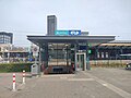 Achteringang van het station