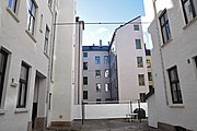 Gårdsrom i Frydenlundgata, St. Hanshaugen, nr. 8A mot gaten, nr. 8C nærmest til høyre er bakgård. Midt i bildet ses L-gården 6C, med pulttak. Foto: Helge Høifødt