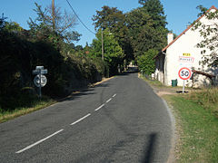 Entrée de Busset depuis Saint-Yorre par la RD 121