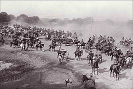 De Grand Trunk Road in de buurt van Ambala tijdens de Britse Raj. De stroom handelaren en reizigers leek voor de toeschouwer een oneindige rivier van leven te zijn, zoals Rudyard Kipling schreef.