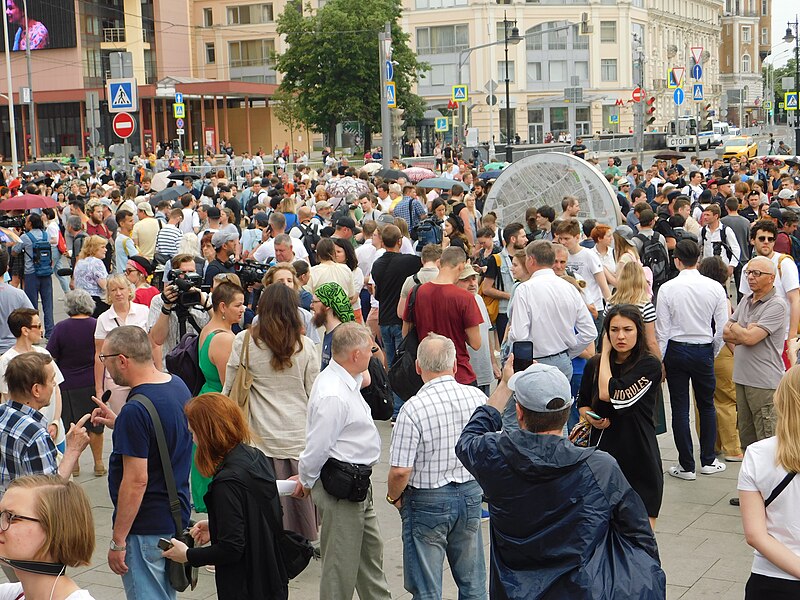 Площадь перед метро также заполнена