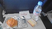 デルタ航空の機内食としての軽食。6時間前後のフライトでは着陸前に通常の機内食ではなくこのような軽食が出ることもある（2015年11月）