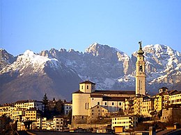 Vista del centro de Belluno con el grupo de la Schiara