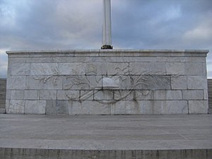 Bayrak direğinin kaidesi ve üzerindeki kabartma