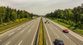 Sechsstreifige Autobahn bei Hollenstedt mit Harburger Bergen im Hintergrund