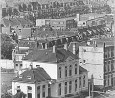 Een deel van de vroegere Davidstraatbuurt gezien vanaf het Herewegviaduct in 1971. Linksvoor het nog bestaande Witte Huis aan de Viaductstraat. Midden een aantal later gesloopte woonblokken aan de Driehovenstraat, Hovenstraat en Davidstraat. Daarachter fabrieksgebouwen van de kledingfabrieken Van Dam en Weeber. Op de achtergrond de noordelijke woonblokken langs de Parkweg.