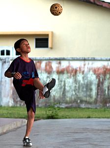 Ein Junge übt sich im Takraw-Spiel