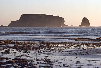 Corps-Mort,[16] uninhabited rock, from the island of Havre-Aubert at low tide.