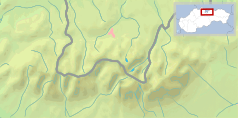 Mapa konturowa Tatr, po prawej nieco na dole znajduje się czarny trójkącik z opisem „Pośrednia Grań”