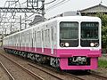 新京成電鉄8000形電車（改造後）。京成千葉線への直通に伴い対応改造の一環として窓上部の両端に増設された。