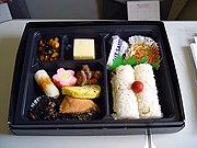 日本航空国内線機内食一例 （スーパーシート） 廃止されたものであり、画像は過去に運用していたときのもの