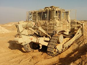 IDF D9R (bliindage de 3ème génération) lors d'un entraînement dans le désert.