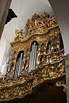 L'orgue, situé au transept droit, à l'opposé de la chapelle du Saint-Suaire.