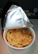 軽食例、ユナイテッド航空、サンフランシスコ→北京。インスタント・カップ麺（2007年、東洋水産製、現在は終了）