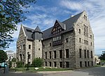 Lippitt Hall, nomeado para o governador Charles W. Lippitt, era originalmente um salão de treinamento e arsenal (1897)