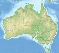 Mapa konturowa Australii, w centrum znajduje się owalna plamka nieco zaostrzona i wystająca na lewo w swoim dolnym rogu z opisem „Eyre”