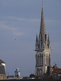 La flèche dépassant des toits.