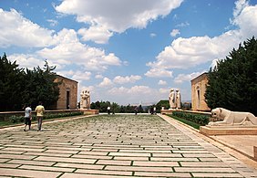 Aslanlı Yol'un Anıtkabir'in girişine doğru görünümü