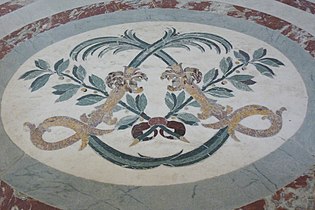 Le pavement du Dôme des Invalides à Paris est décoré de délicates marqueteries de marbres variés, on y reconnait des variétés françaises connues comme le vert de Campan et l'incarnat de Caunes-Minervois.