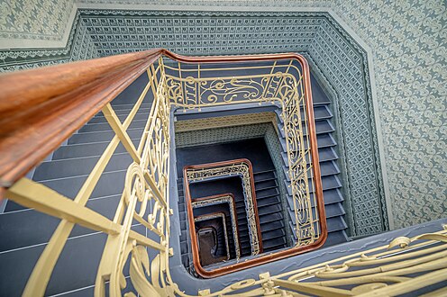 Une cage d'escalier dans un Kontorhaus (de) - une sorte d'immeuble de bureaux - à Hambourg. Février 2022.