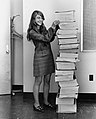 17. Margaret Hamilton 1969-ben az általa és csoportja által az Apollo-program parancsnoki és műszaki egységéhez, valamint holdkompjához kifejlesztett szoftverek listái mellett (javítás)/(csere)